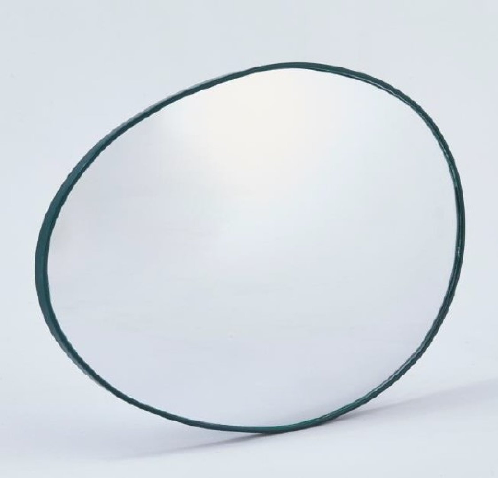 Mirror Ø56 (oval) cm incl. wall mounting.