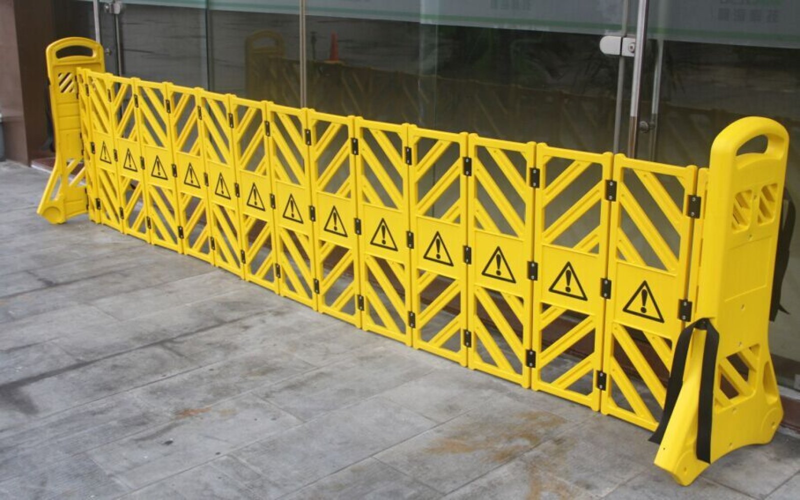 Barrière extensible plastique mobile JAUNE extensible jusqu'à  3,85 m